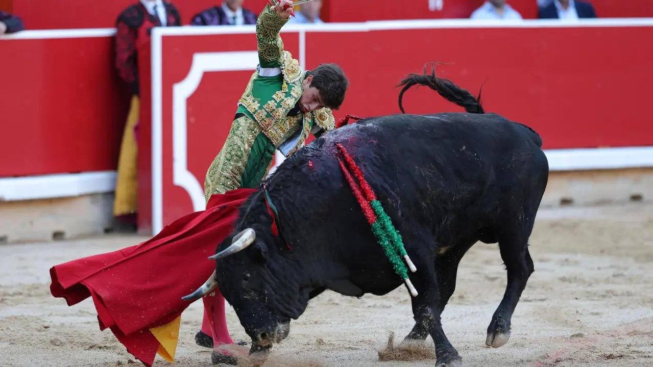 El diestro Aaron Palacio durante la faena a su primero de la tarde, durante la novillada que con motivo de la Feria del Toro de los Sanfermines 2025 se celebra en la Plaza de Toros de Pamplona donde comparte cartel con Iker Fernández " El Mene" y Bruno Martínez con novillos de la ganadería Pincha, de la localidad navarra de Lodosa. EFE/ J.P Urdiroz