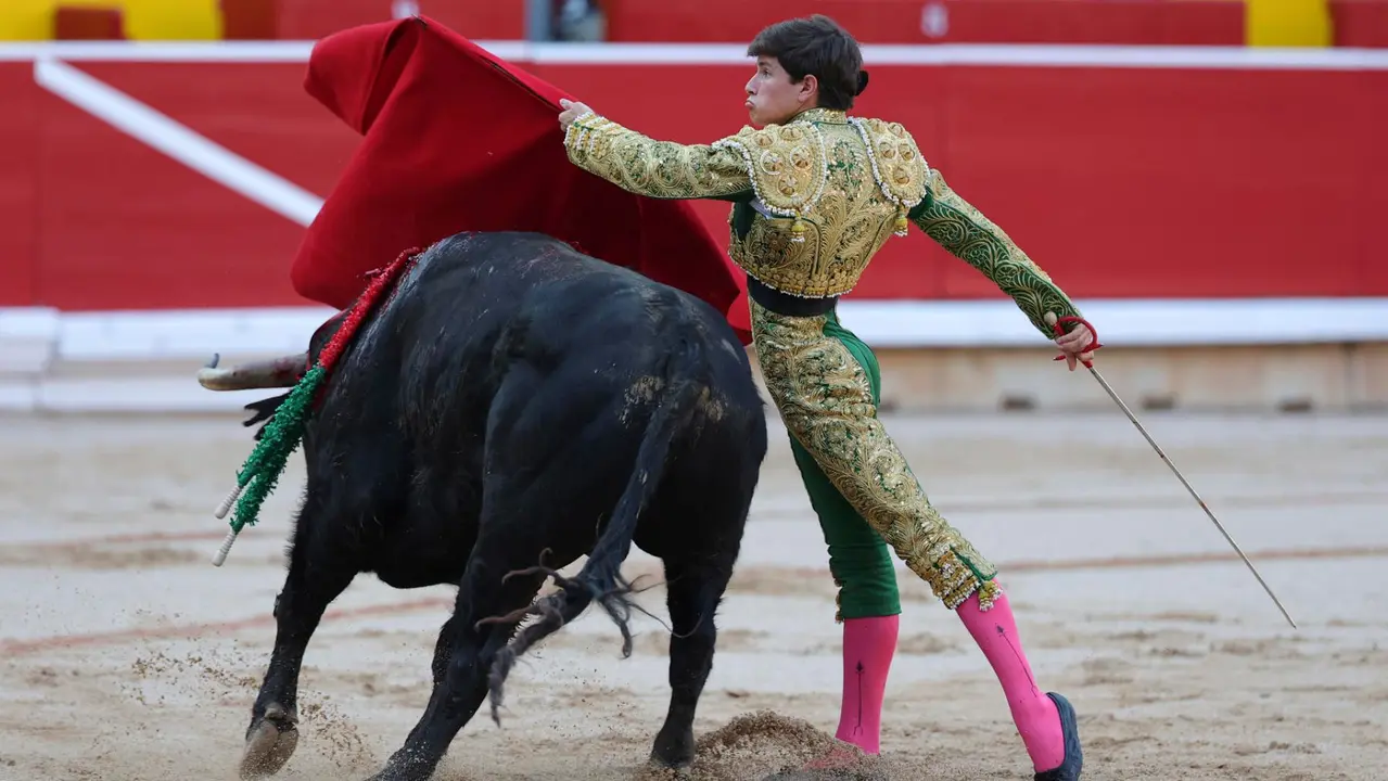 El diestro Aaron Palacio durante la faena a su primero de la tarde, durante la novillada que con motivo de la Feria del Toro de los Sanfermines 2025 se celebra en la Plaza de Toros de Pamplona donde comparte cartel con Iker Fernández " El Mene" y Bruno Martínez con novillos de la ganadería Pincha, de la localidad navarra de Lodosa. EFE/ J.P Urdiroz