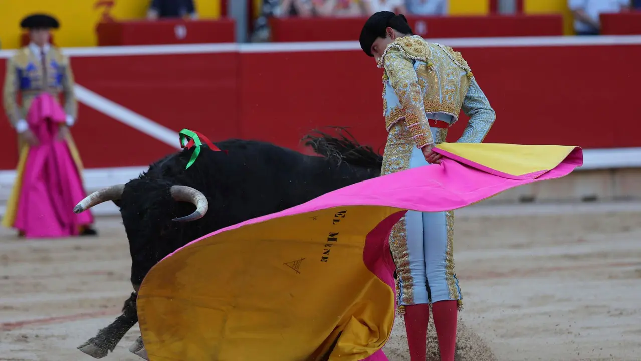 El novillero Iker Fernández " El Mene" en su faena al primero de su lote durante la novillada que con motivo de la Feria del Toro de los Sanfermines 2025 se celebra hoy sábado en la Plaza de Toros de Pamplona. EFE/ J.P Urdiroz