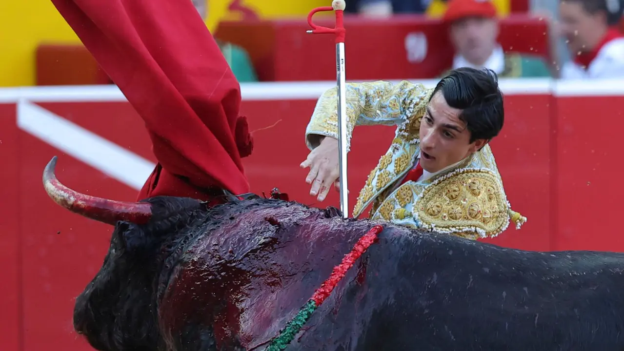 El novillero Iker Fernández " El Mene" en su faena al primero de su lote durante la novillada que con motivo de la Feria del Toro de los Sanfermines 2025 se celebra hoy sábado en la Plaza de Toros de Pamplona. EFE/ J.P Urdiroz