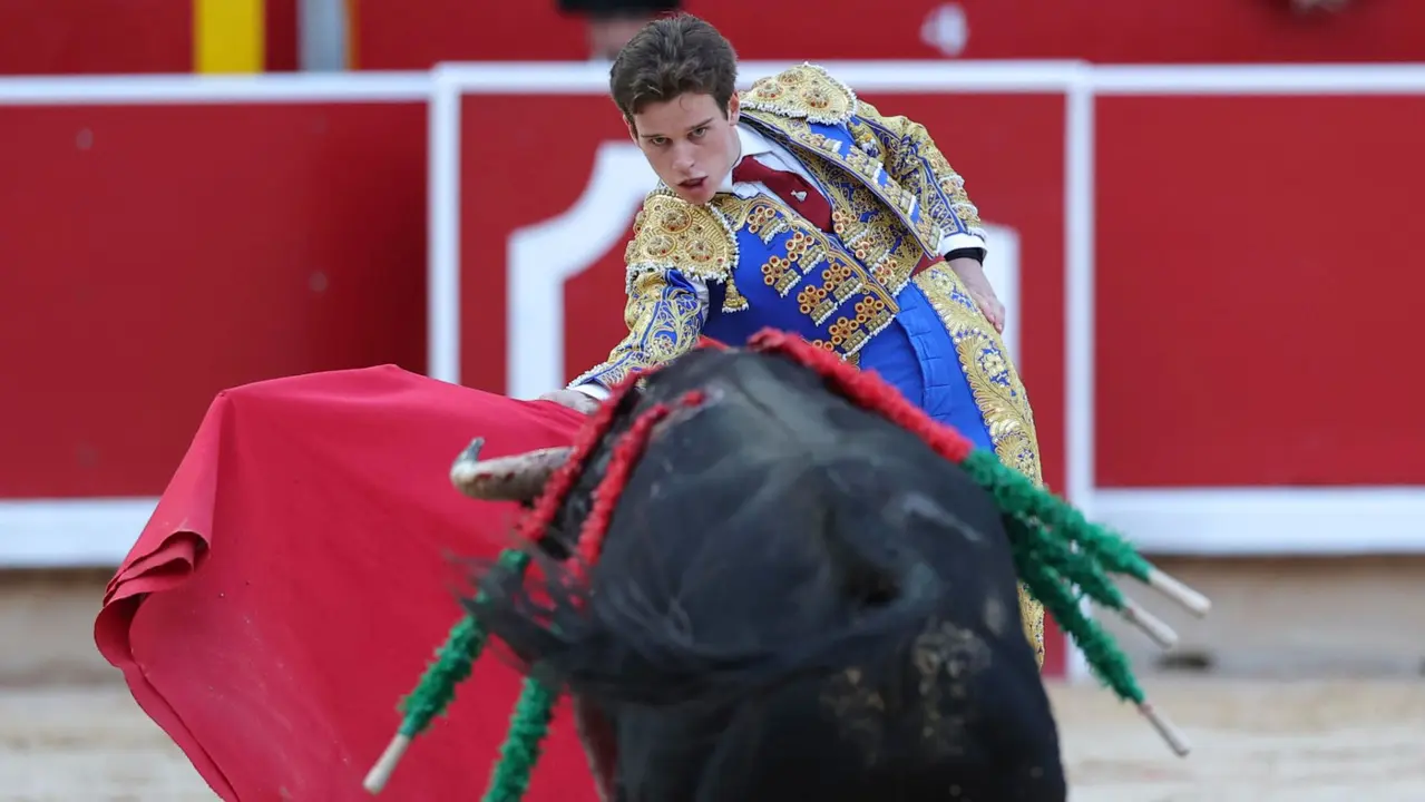 El novillero Bruno Martínez en su faena al primero de su lote durante la novillada que con motivo de la Feria del Toro de los Sanfermines 2025 se celebra hoy sábado en la Plaza de Toros de Pamplona. EFE/ J.P Urdiroz