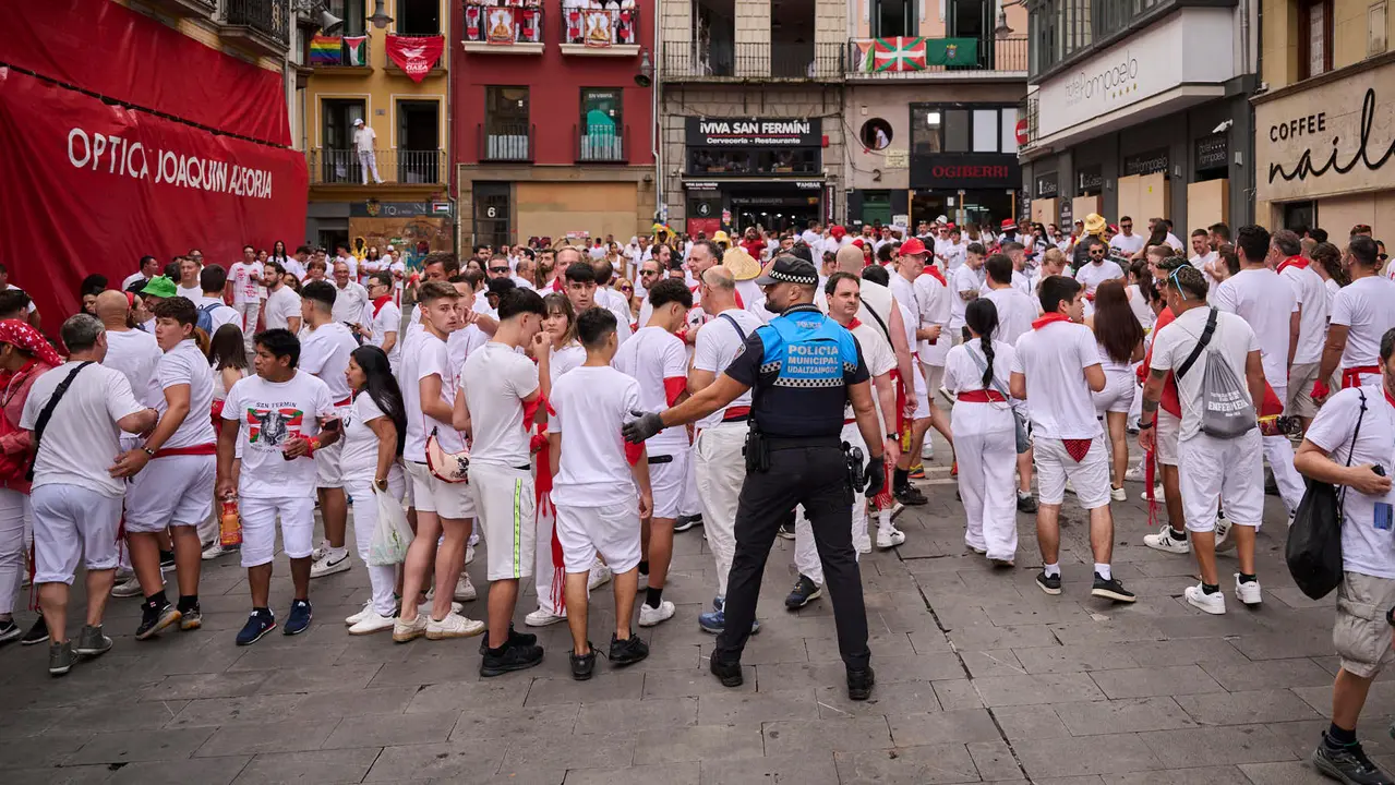 Cuentos de personas disfrutan del chupinazo de las fiestas de San Fermín 2025 en la Plaza del Ayuntamiento de Pamplona. PABLO LASAOSA