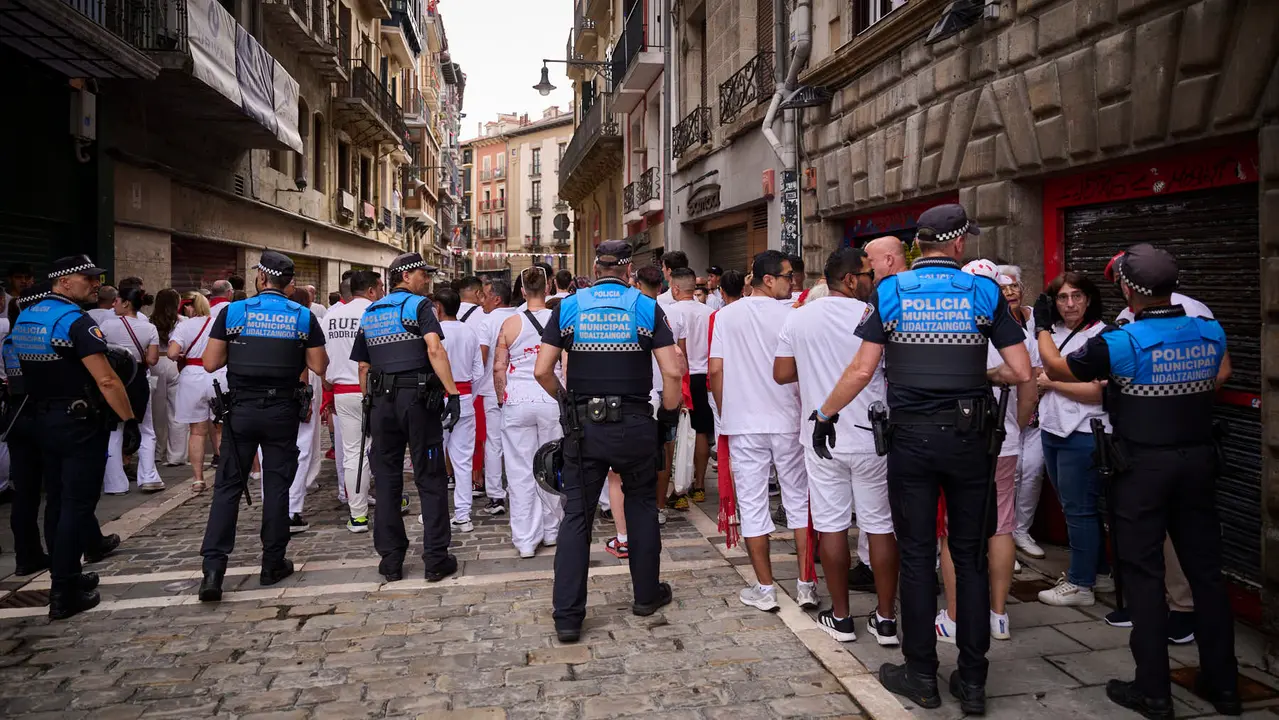 Cuentos de personas disfrutan del chupinazo de las fiestas de San Fermín 2025 en la Plaza del Ayuntamiento de Pamplona. PABLO LASAOSA