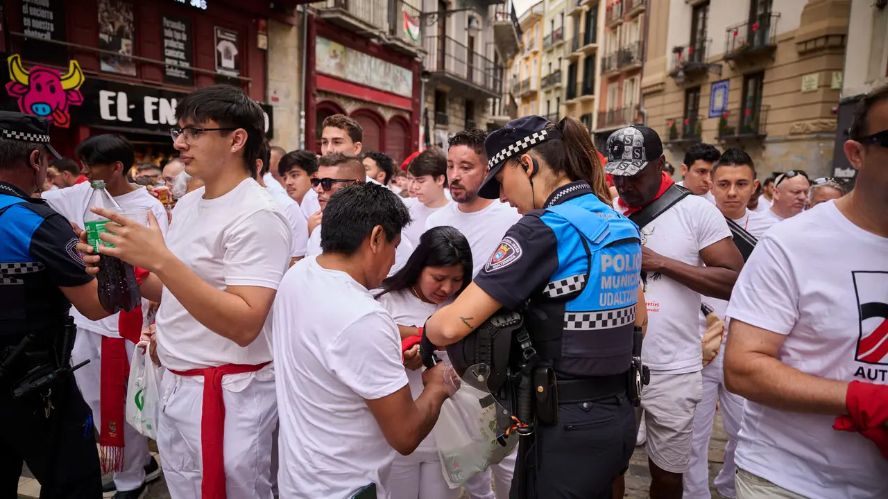 Cuentos de personas disfrutan del chupinazo de las fiestas de San Fermín 2025 en la Plaza del Ayuntamiento de Pamplona. PABLO LASAOSA