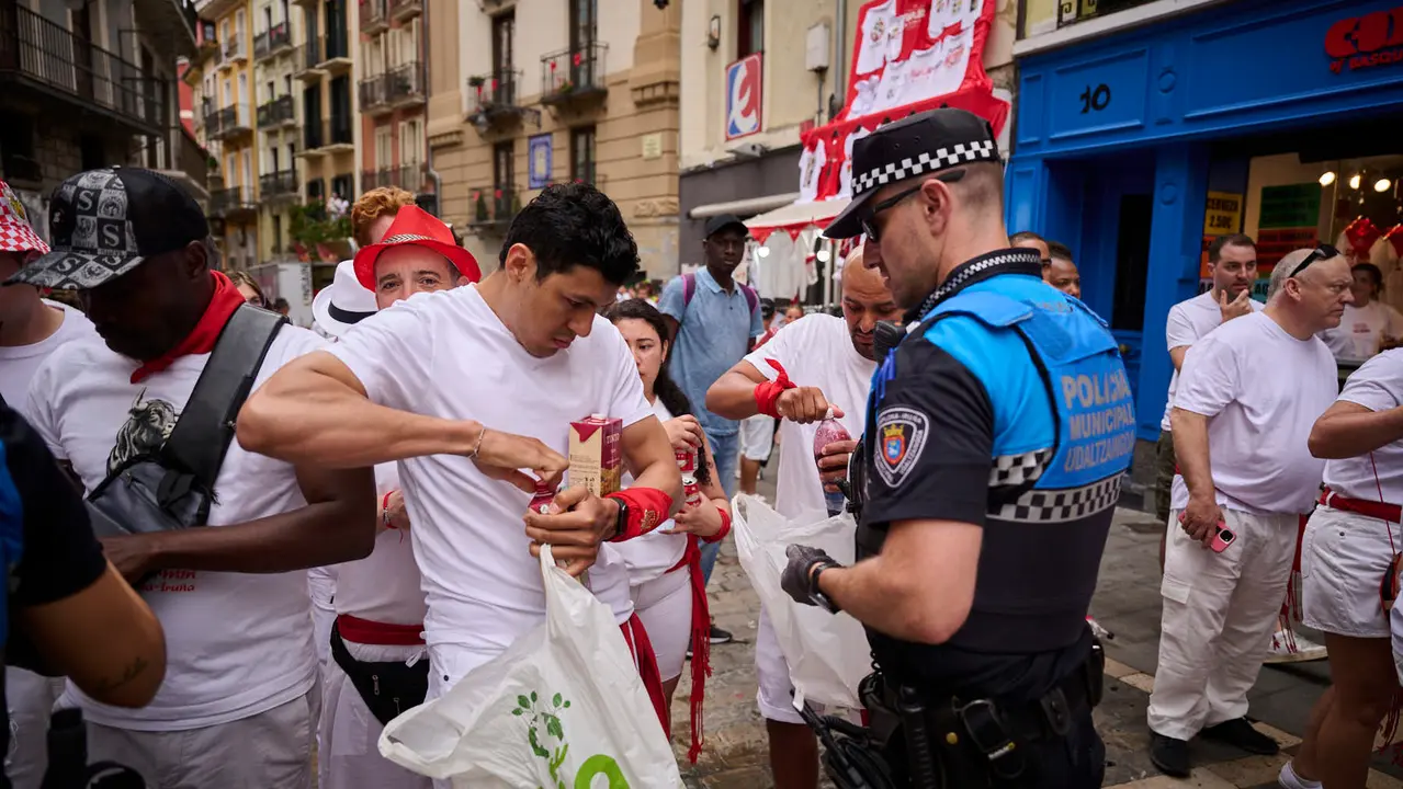 Cuentos de personas disfrutan del chupinazo de las fiestas de San Fermín 2025 en la Plaza del Ayuntamiento de Pamplona. PABLO LASAOSA
