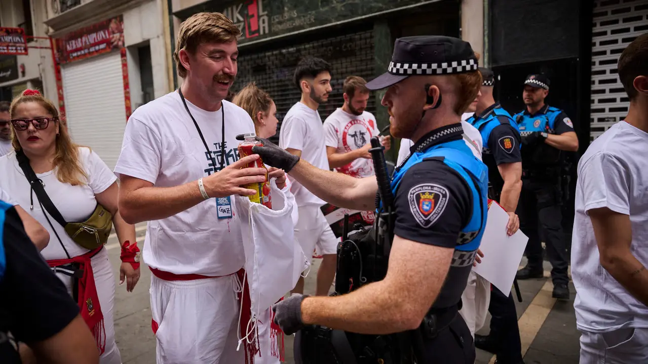 Cuentos de personas disfrutan del chupinazo de las fiestas de San Fermín 2025 en la Plaza del Ayuntamiento de Pamplona. PABLO LASAOSA