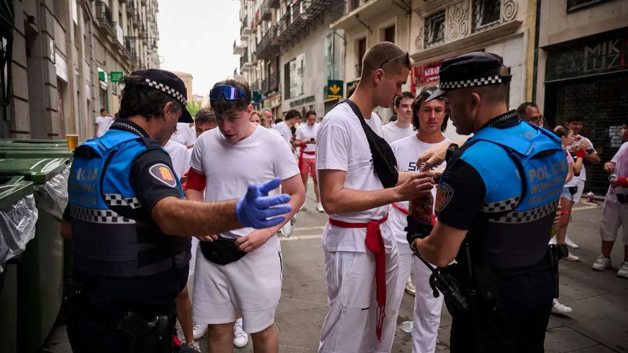 Cuentos de personas disfrutan del chupinazo de las fiestas de San Fermín 2025 en la Plaza del Ayuntamiento de Pamplona. PABLO LASAOSA