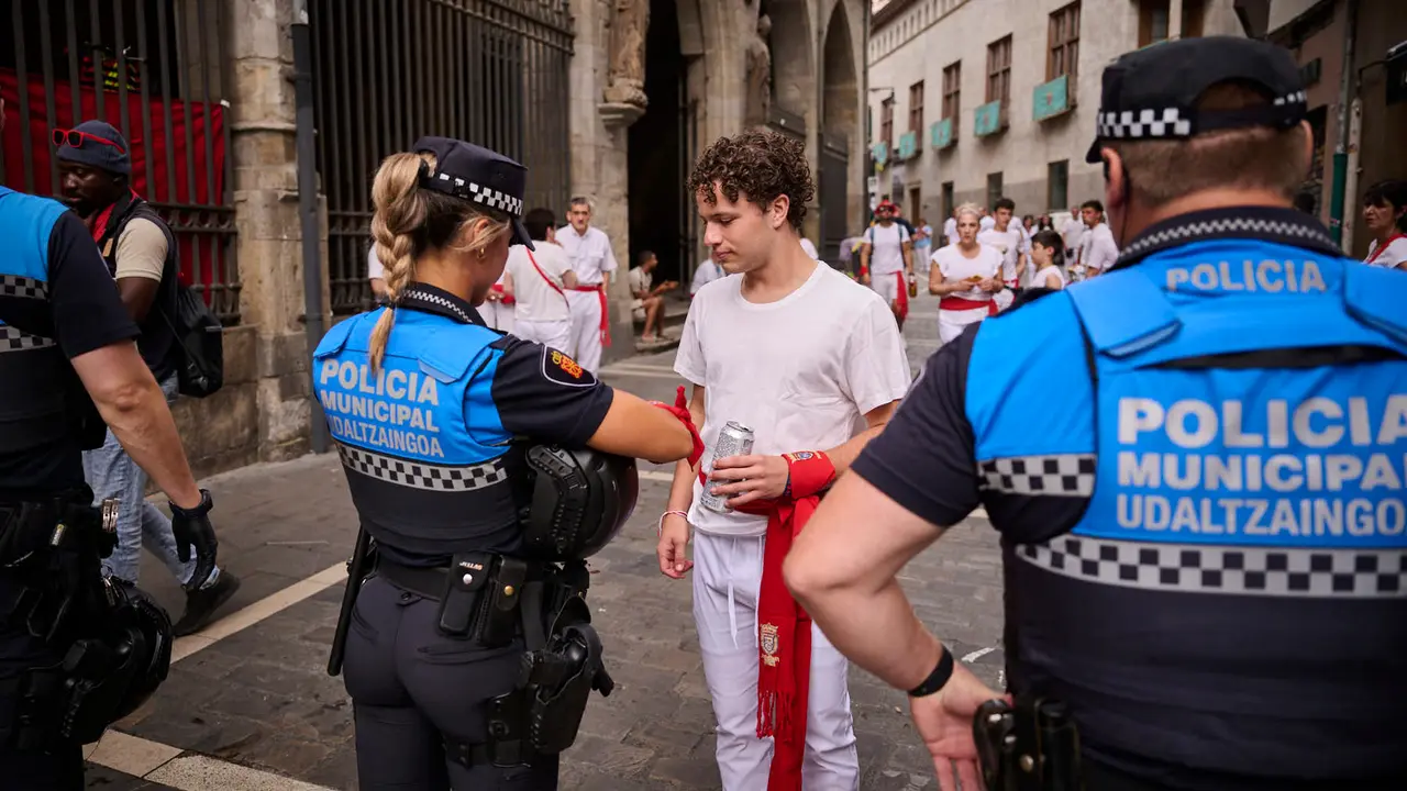 Cuentos de personas disfrutan del chupinazo de las fiestas de San Fermín 2025 en la Plaza del Ayuntamiento de Pamplona. PABLO LASAOSA