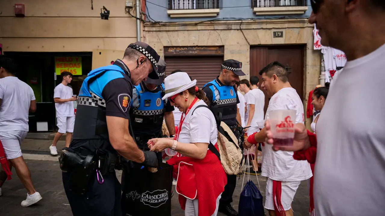 Cuentos de personas disfrutan del chupinazo de las fiestas de San Fermín 2025 en la Plaza del Ayuntamiento de Pamplona. PABLO LASAOSA