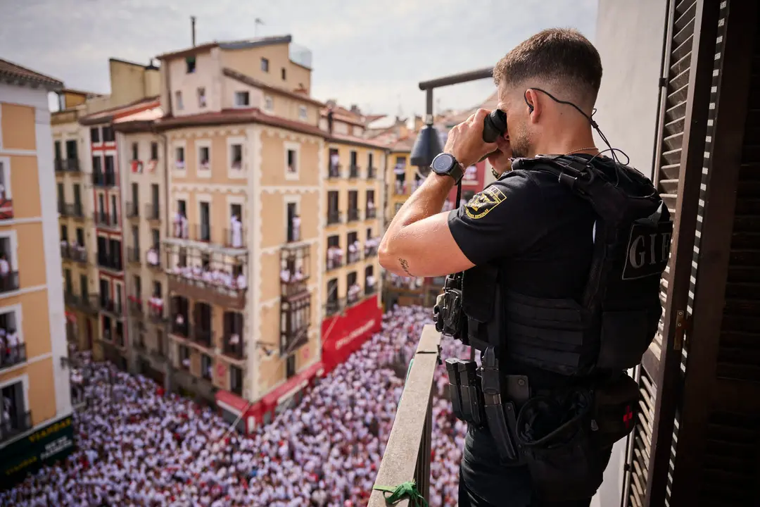 Cuentos de personas disfrutan del chupinazo de las fiestas de San Fermín 2025 en la Plaza del Ayuntamiento de Pamplona. PABLO LASAOSA