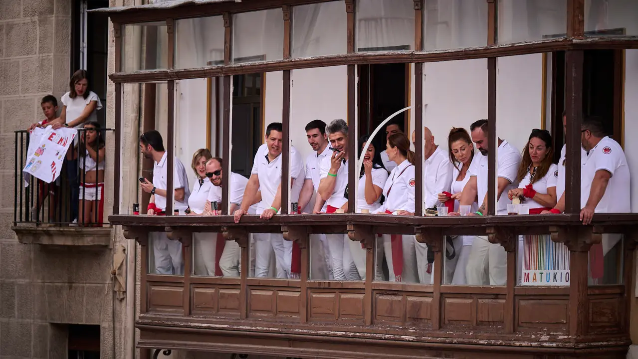 Cuentos de personas disfrutan del chupinazo de las fiestas de San Fermín 2025 en la Plaza del Ayuntamiento de Pamplona. PABLO LASAOSA