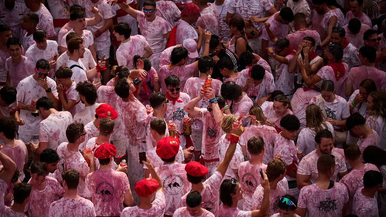 Cuentos de personas disfrutan del chupinazo de las fiestas de San Fermín 2025 en la Plaza del Ayuntamiento de Pamplona. PABLO LASAOSA