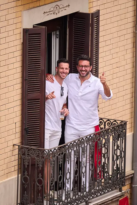 Cuentos de personas disfrutan del chupinazo de las fiestas de San Fermín 2025 en la Plaza del Ayuntamiento de Pamplona. PABLO LASAOSA