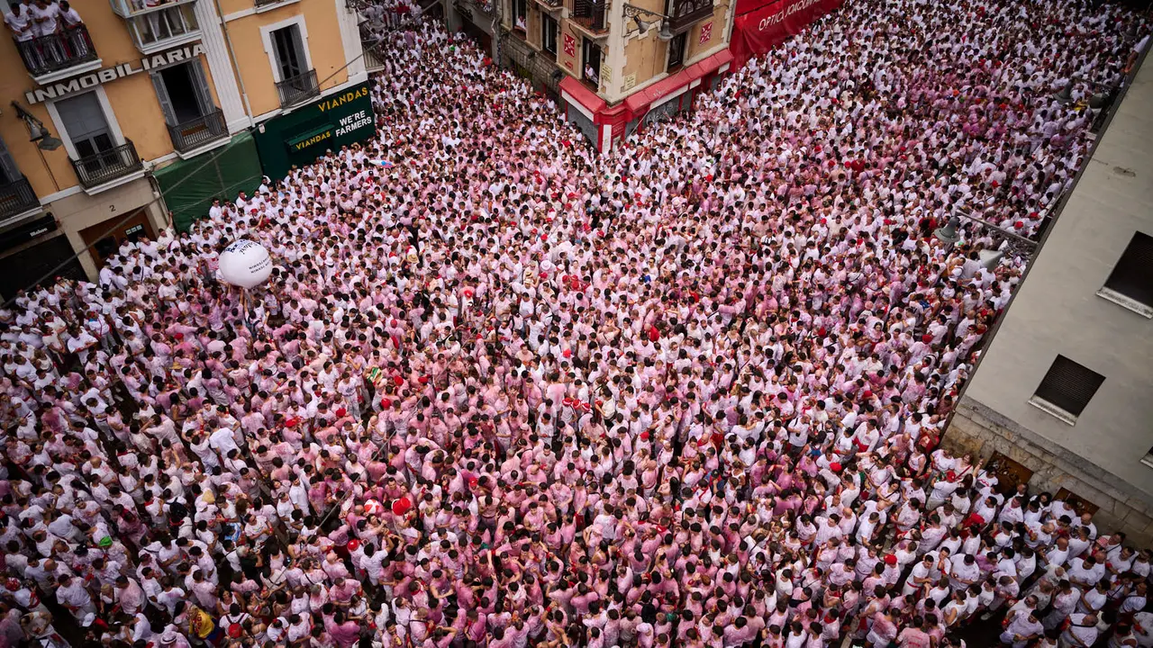 Cuentos de personas disfrutan del chupinazo de las fiestas de San Fermín 2025 en la Plaza del Ayuntamiento de Pamplona. PABLO LASAOSA
