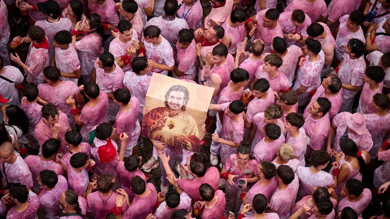 Cuentos de personas disfrutan del chupinazo de las fiestas de San Fermín 2025 en la Plaza del Ayuntamiento de Pamplona. PABLO LASAOSA