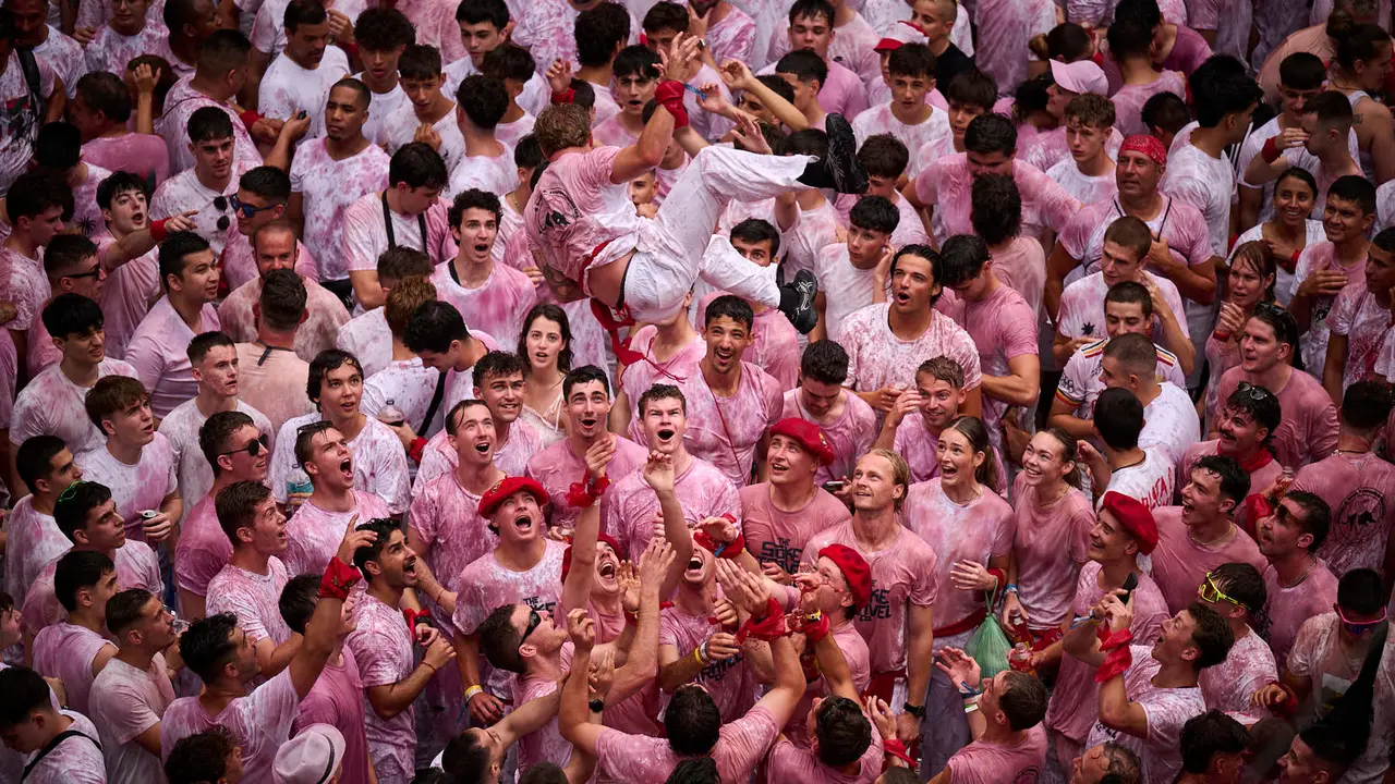 Cuentos de personas disfrutan del chupinazo de las fiestas de San Fermín 2025 en la Plaza del Ayuntamiento de Pamplona. PABLO LASAOSA