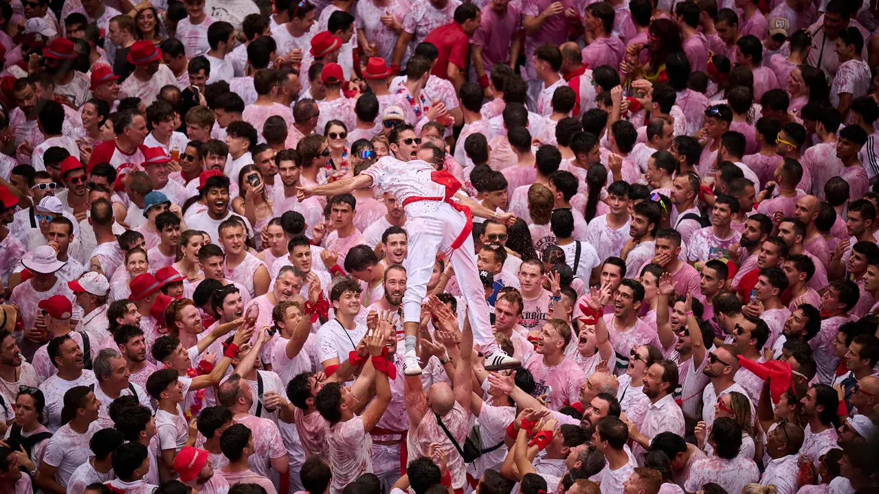 Cuentos de personas disfrutan del chupinazo de las fiestas de San Fermín 2025 en la Plaza del Ayuntamiento de Pamplona. PABLO LASAOSA