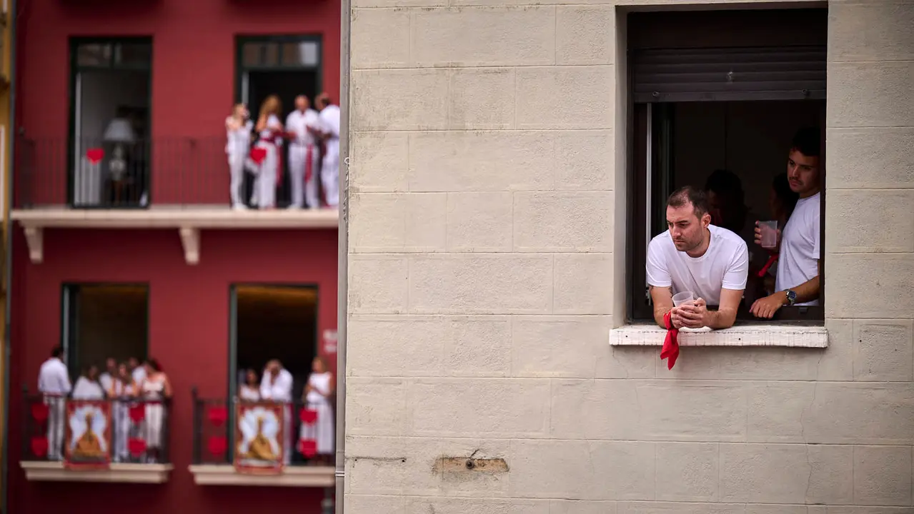 Cuentos de personas disfrutan del chupinazo de las fiestas de San Fermín 2025 en la Plaza del Ayuntamiento de Pamplona. PABLO LASAOSA