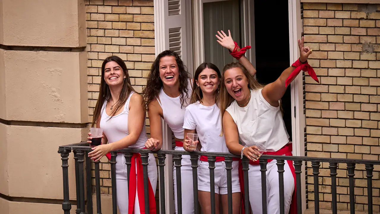 Cuentos de personas disfrutan del chupinazo de las fiestas de San Fermín 2025 en la Plaza del Ayuntamiento de Pamplona. PABLO LASAOSA