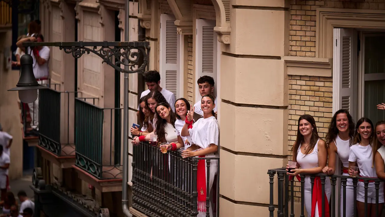 Cuentos de personas disfrutan del chupinazo de las fiestas de San Fermín 2025 en la Plaza del Ayuntamiento de Pamplona. PABLO LASAOSA
