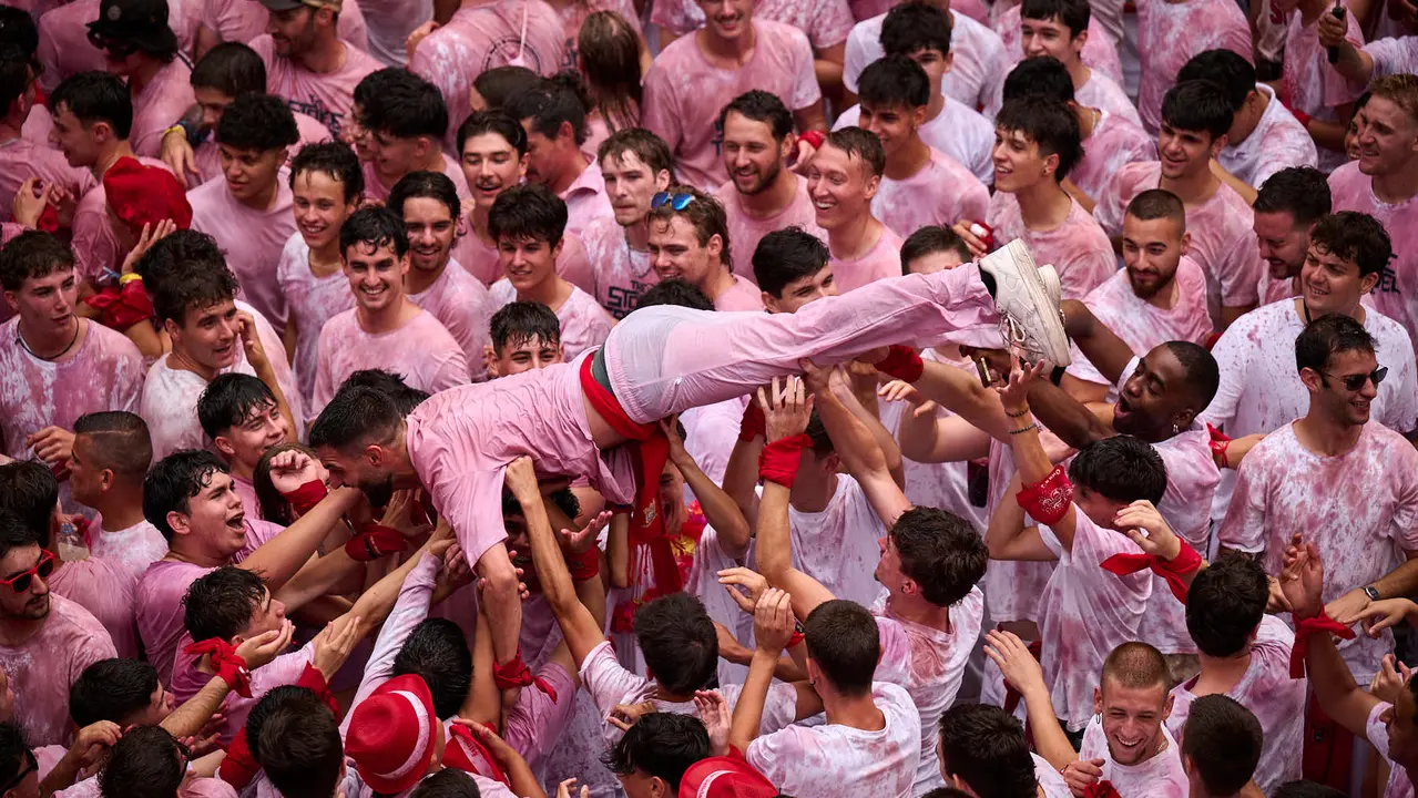 Cuentos de personas disfrutan del chupinazo de las fiestas de San Fermín 2025 en la Plaza del Ayuntamiento de Pamplona. PABLO LASAOSA