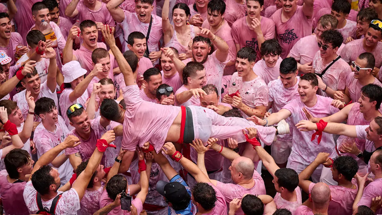 Cuentos de personas disfrutan del chupinazo de las fiestas de San Fermín 2025 en la Plaza del Ayuntamiento de Pamplona. PABLO LASAOSA