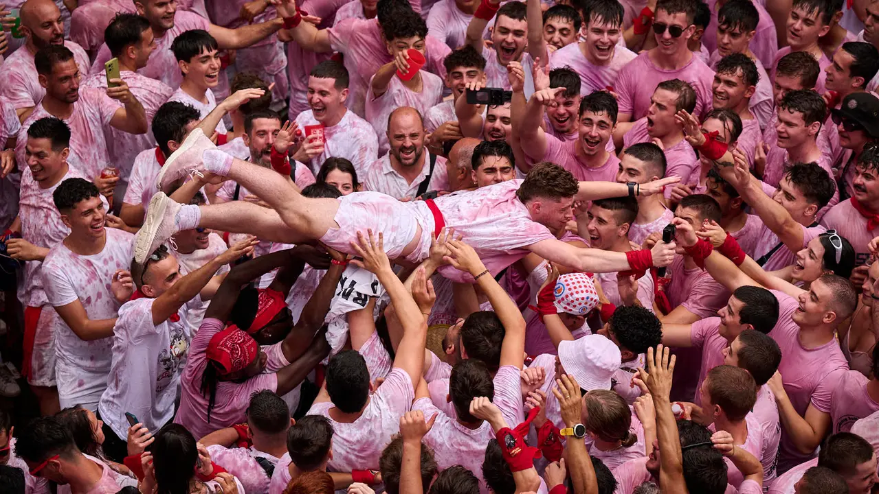 Cuentos de personas disfrutan del chupinazo de las fiestas de San Fermín 2025 en la Plaza del Ayuntamiento de Pamplona. PABLO LASAOSA