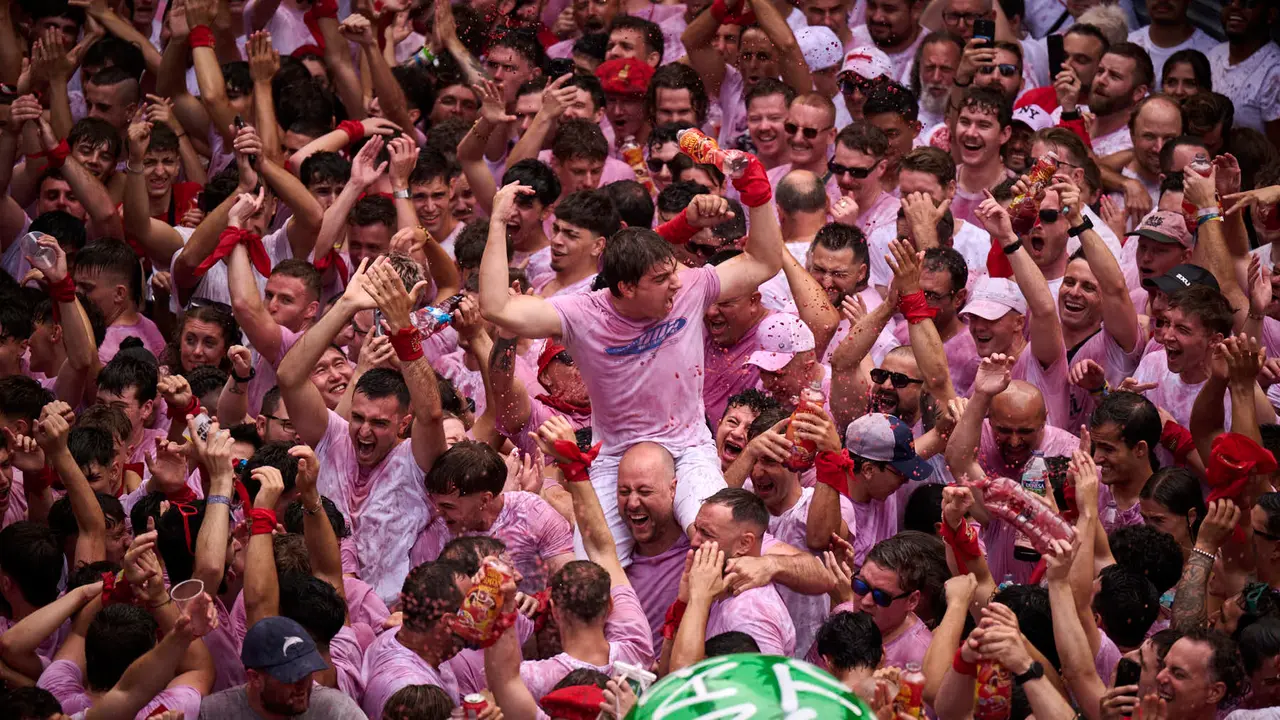 Cuentos de personas disfrutan del chupinazo de las fiestas de San Fermín 2025 en la Plaza del Ayuntamiento de Pamplona. PABLO LASAOSA