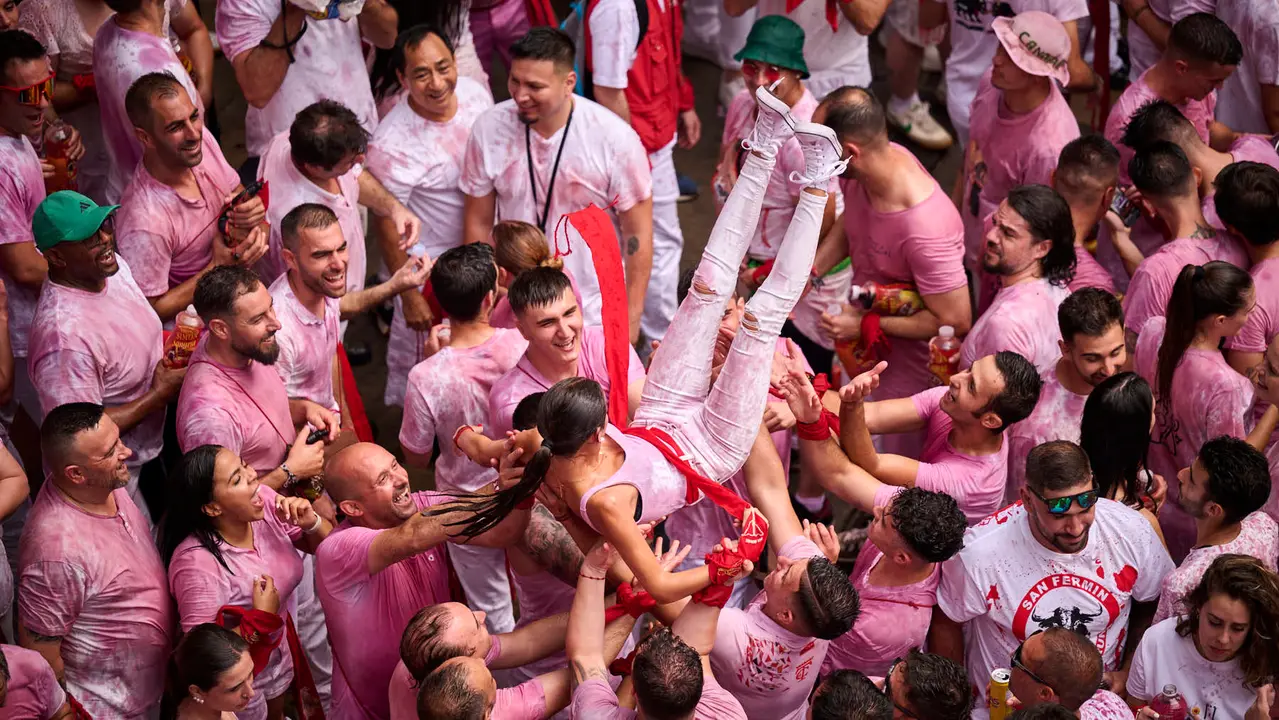 Cuentos de personas disfrutan del chupinazo de las fiestas de San Fermín 2025 en la Plaza del Ayuntamiento de Pamplona. PABLO LASAOSA