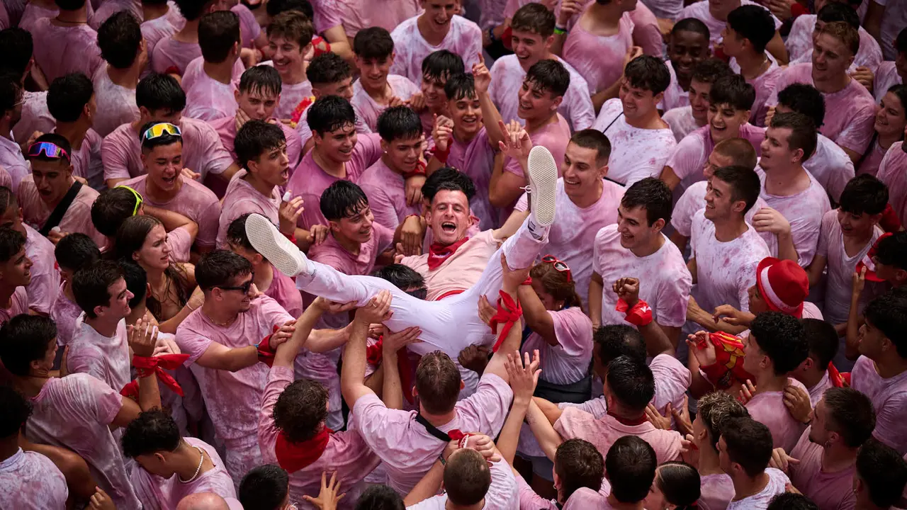 Cuentos de personas disfrutan del chupinazo de las fiestas de San Fermín 2025 en la Plaza del Ayuntamiento de Pamplona. PABLO LASAOSA