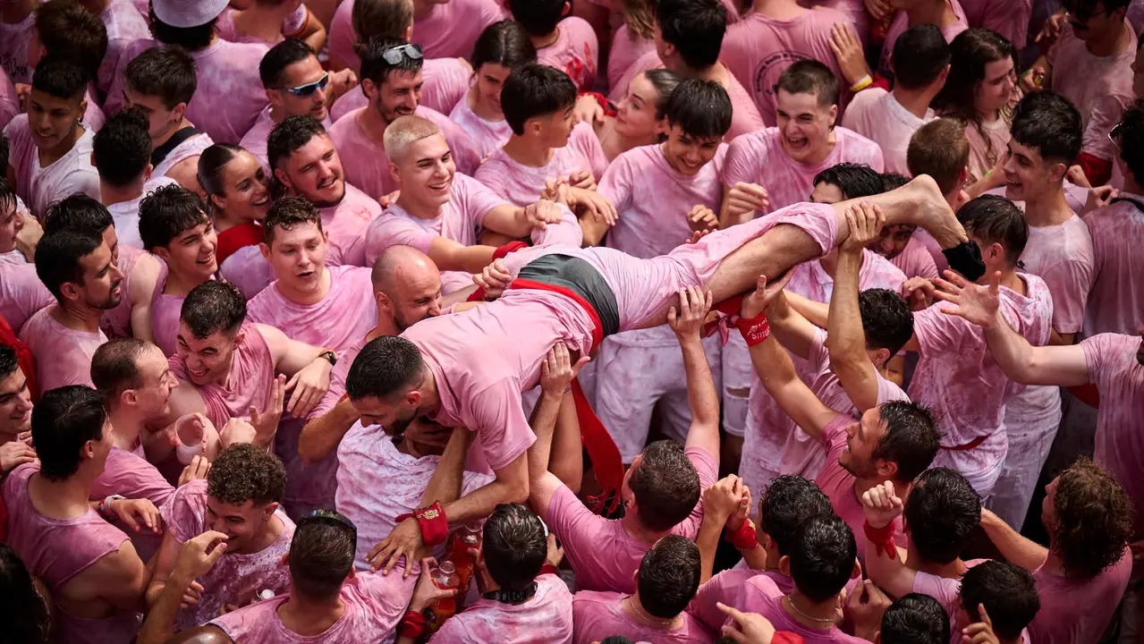 Cuentos de personas disfrutan del chupinazo de las fiestas de San Fermín 2025 en la Plaza del Ayuntamiento de Pamplona. PABLO LASAOSA