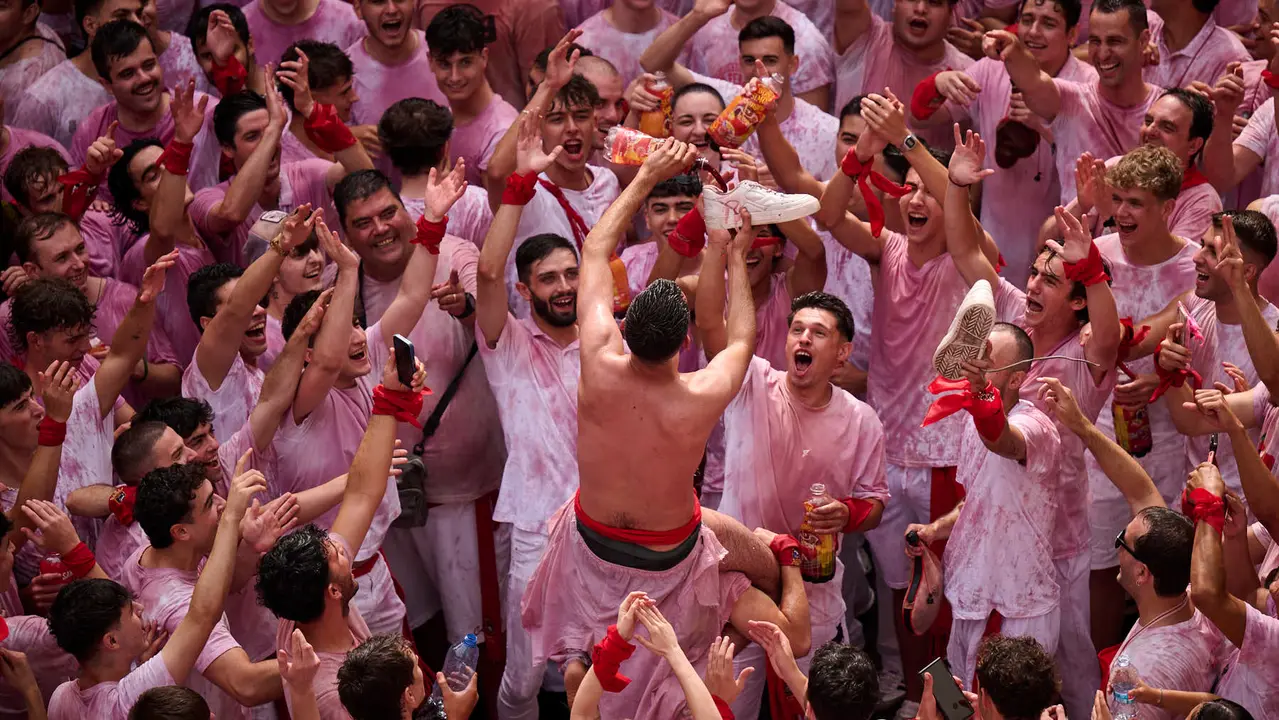 Cuentos de personas disfrutan del chupinazo de las fiestas de San Fermín 2025 en la Plaza del Ayuntamiento de Pamplona. PABLO LASAOSA
