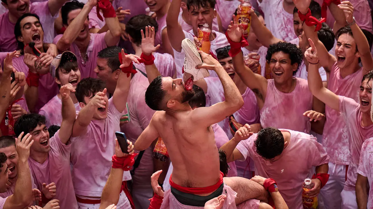 Cuentos de personas disfrutan del chupinazo de las fiestas de San Fermín 2025 en la Plaza del Ayuntamiento de Pamplona. PABLO LASAOSA
