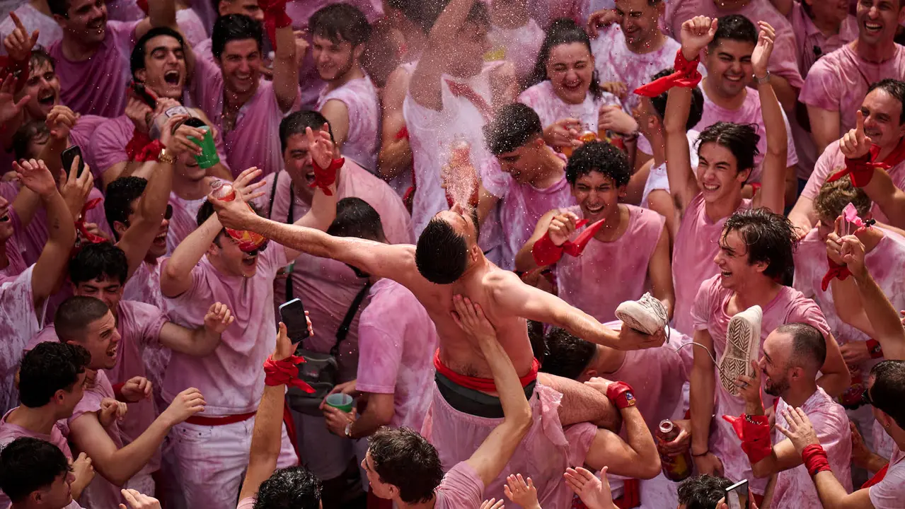 Cuentos de personas disfrutan del chupinazo de las fiestas de San Fermín 2025 en la Plaza del Ayuntamiento de Pamplona. PABLO LASAOSA