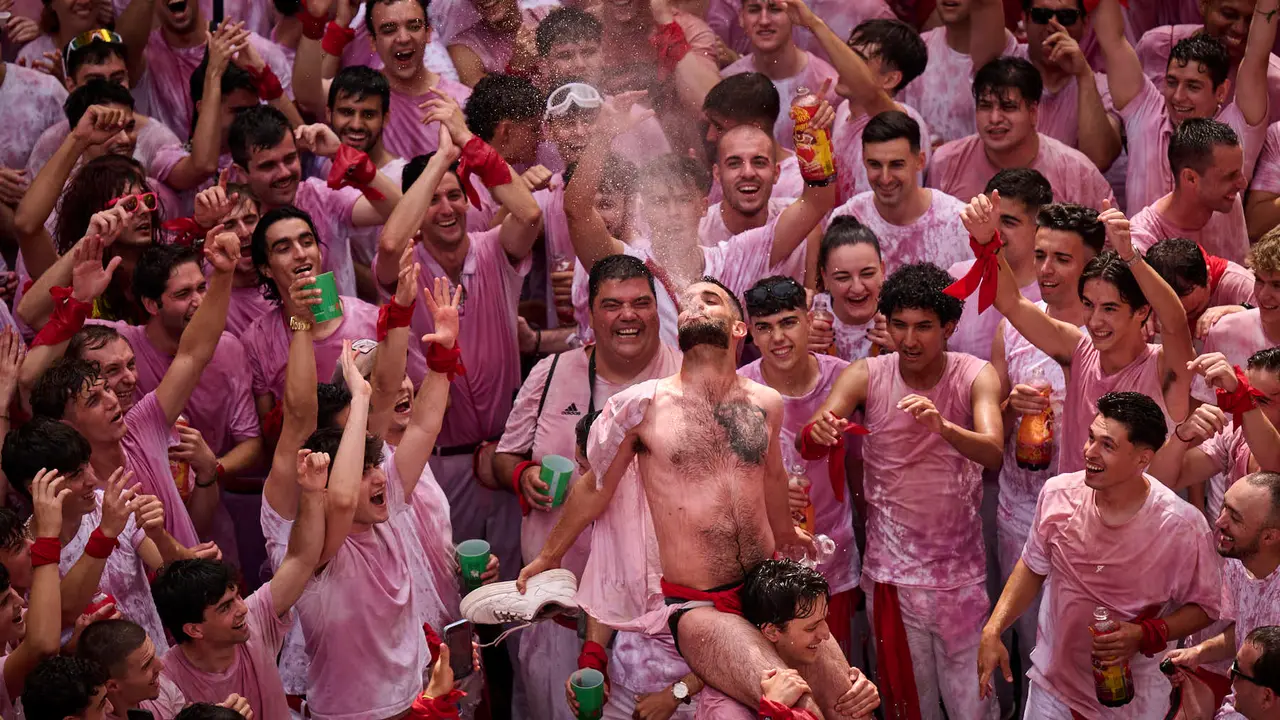 Cuentos de personas disfrutan del chupinazo de las fiestas de San Fermín 2025 en la Plaza del Ayuntamiento de Pamplona. PABLO LASAOSA