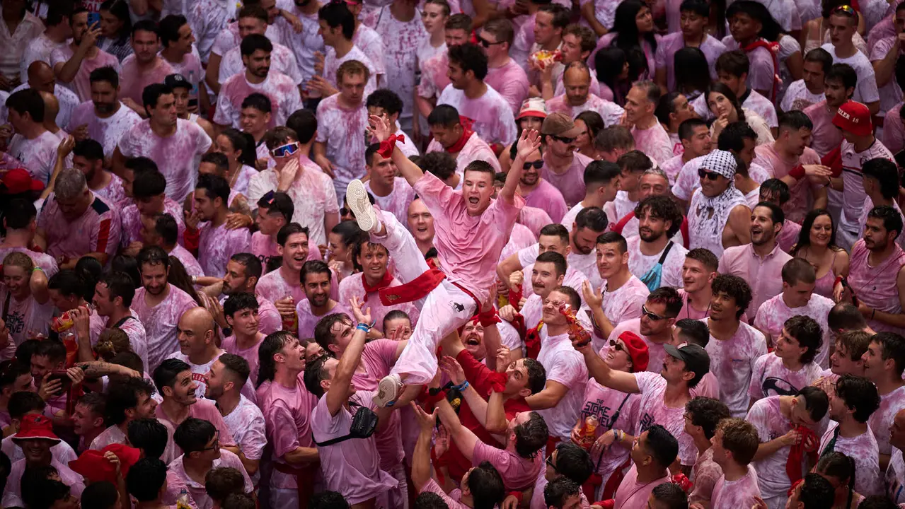 Cuentos de personas disfrutan del chupinazo de las fiestas de San Fermín 2025 en la Plaza del Ayuntamiento de Pamplona. PABLO LASAOSA