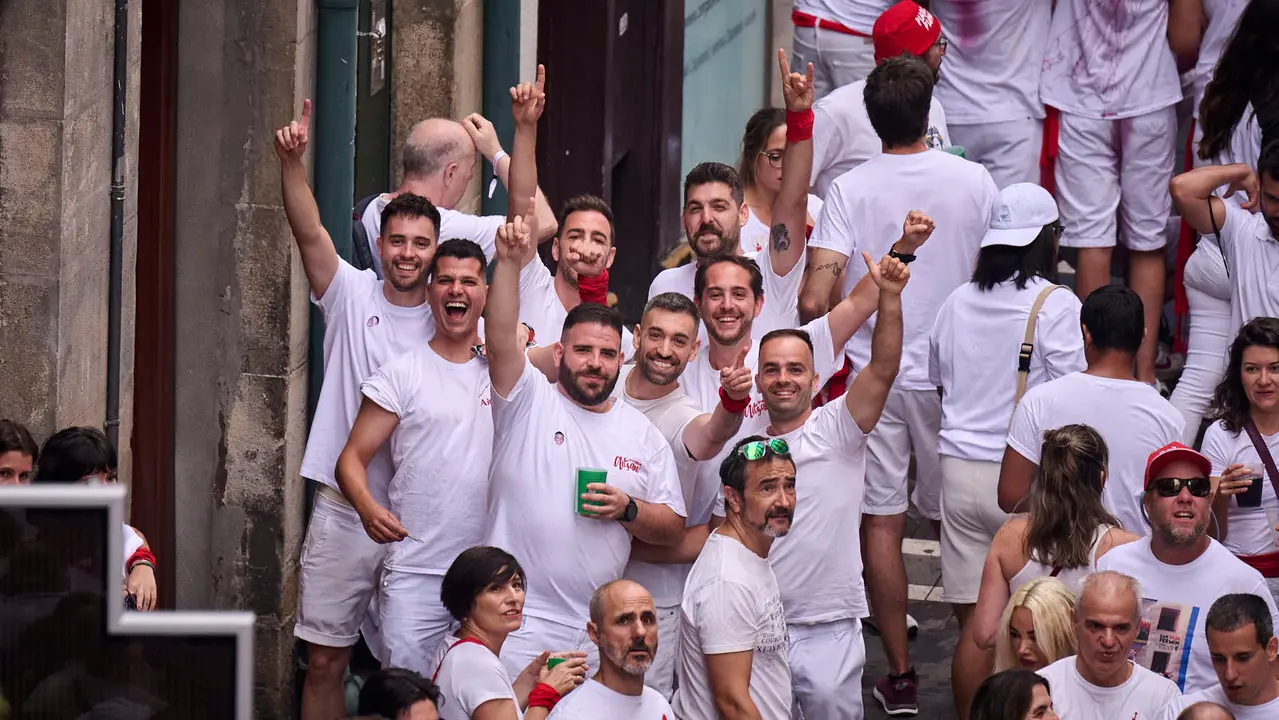 Cuentos de personas disfrutan del chupinazo de las fiestas de San Fermín 2025 en la Plaza del Ayuntamiento de Pamplona. PABLO LASAOSA
