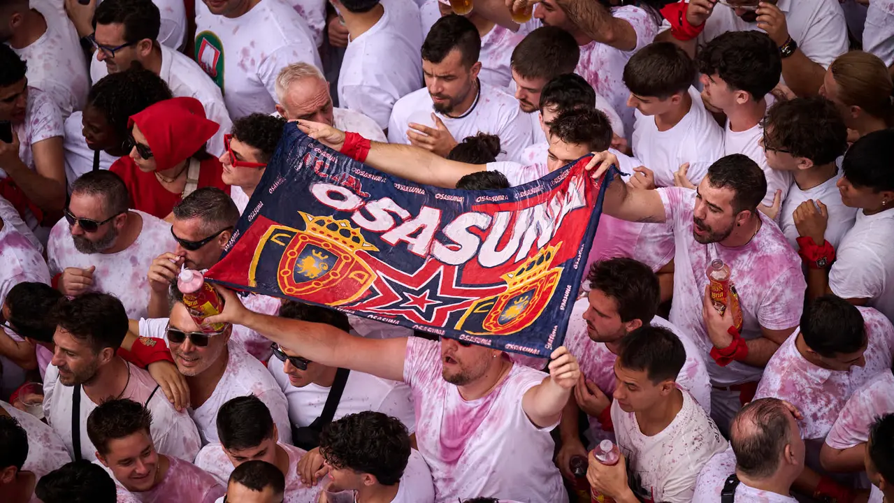 Cuentos de personas disfrutan del chupinazo de las fiestas de San Fermín 2025 en la Plaza del Ayuntamiento de Pamplona. PABLO LASAOSA
