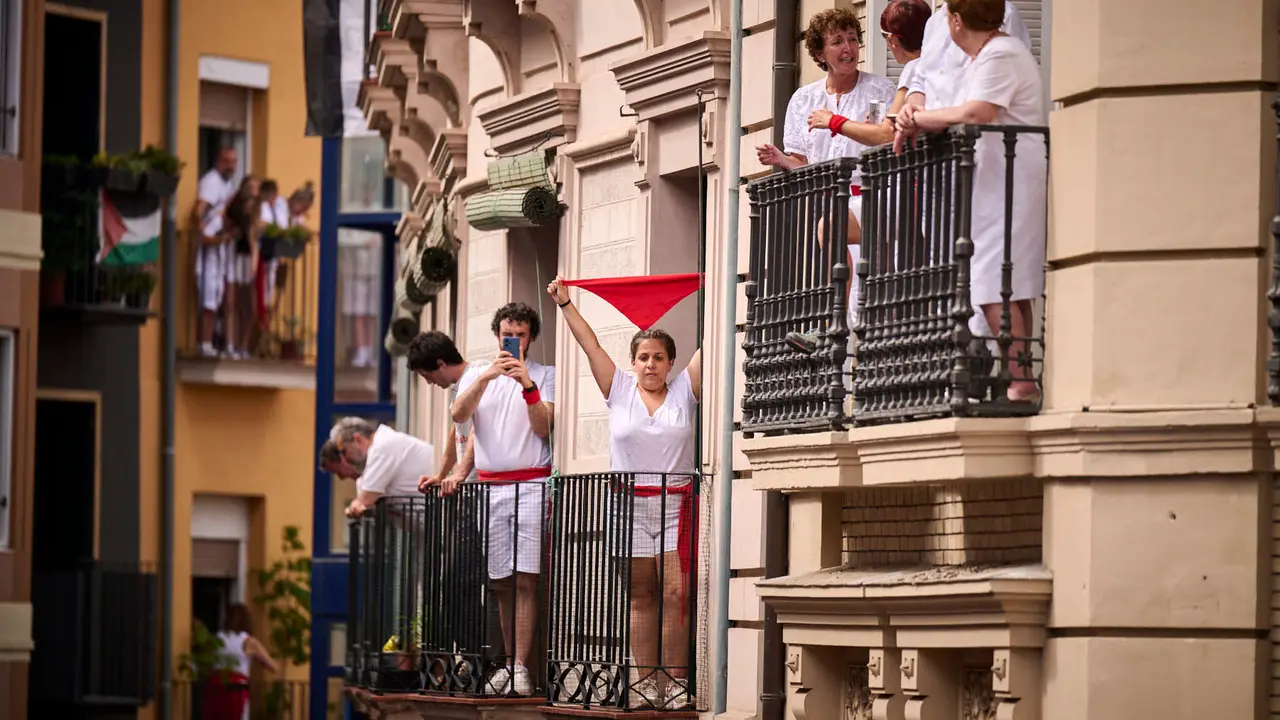 Cuentos de personas disfrutan del chupinazo de las fiestas de San Fermín 2025 en la Plaza del Ayuntamiento de Pamplona. PABLO LASAOSA