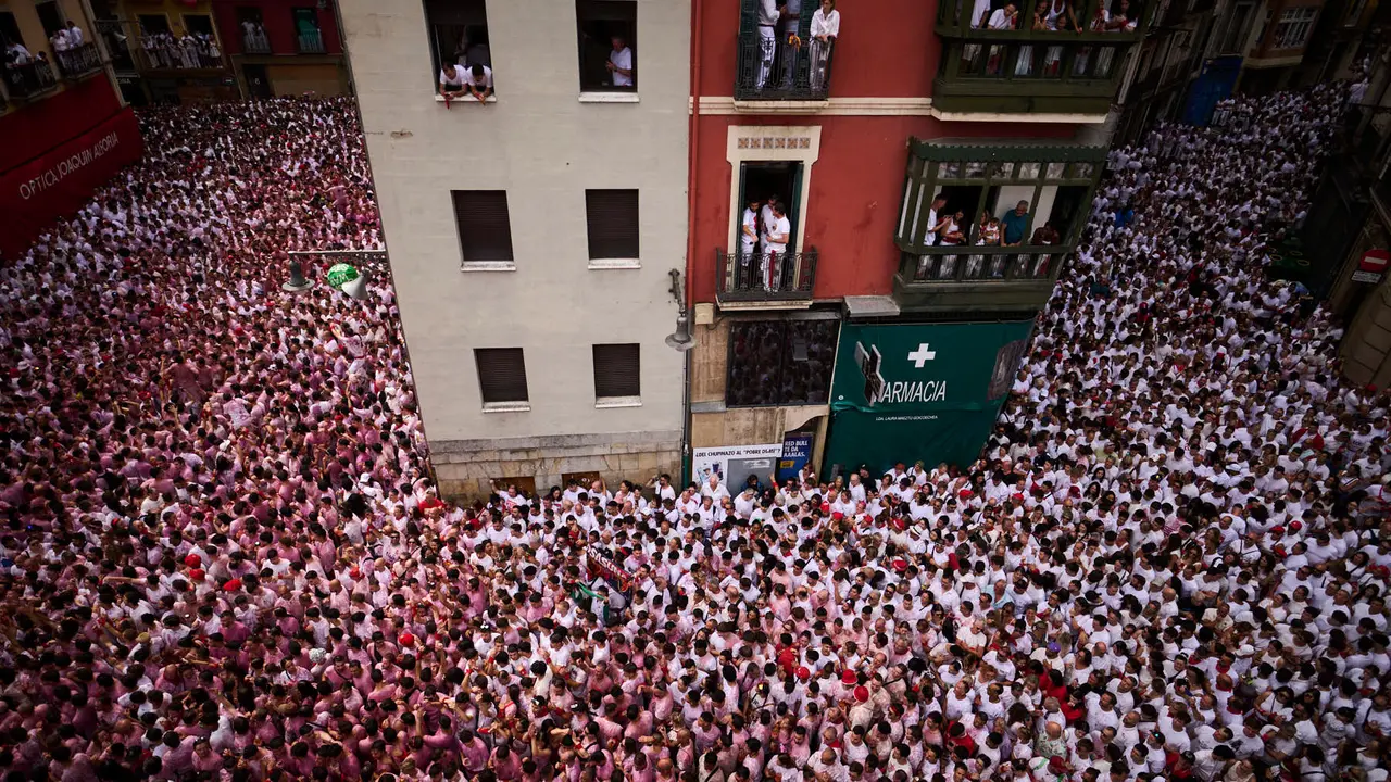 Cuentos de personas disfrutan del chupinazo de las fiestas de San Fermín 2025 en la Plaza del Ayuntamiento de Pamplona. PABLO LASAOSA