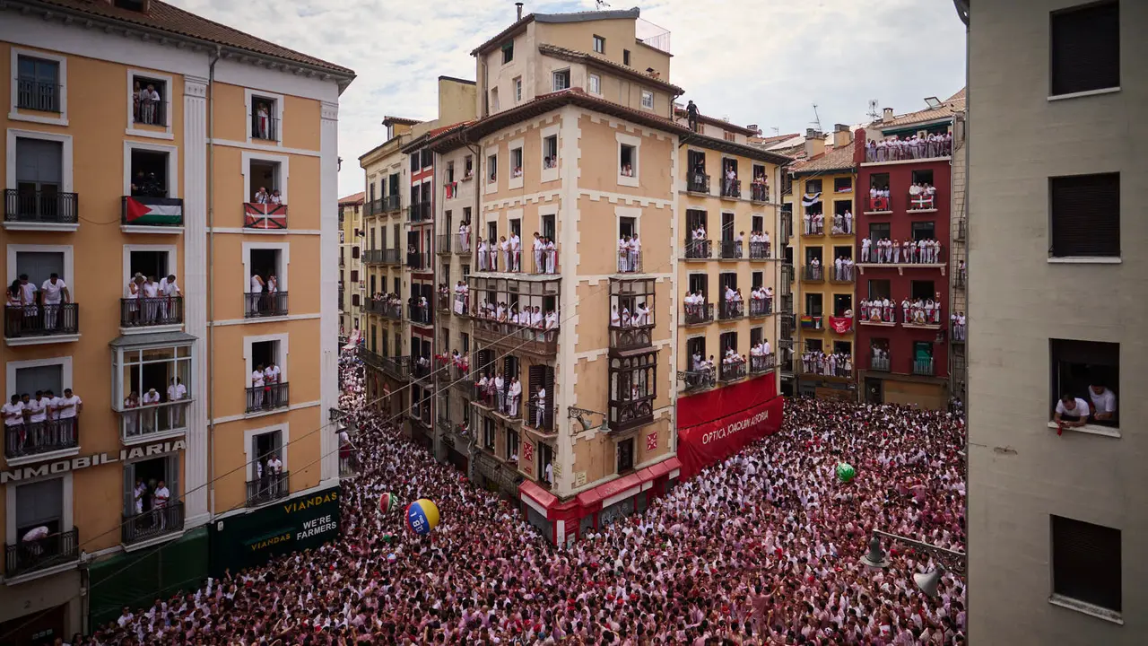 Cuentos de personas disfrutan del chupinazo de las fiestas de San Fermín 2025 en la Plaza del Ayuntamiento de Pamplona. PABLO LASAOSA