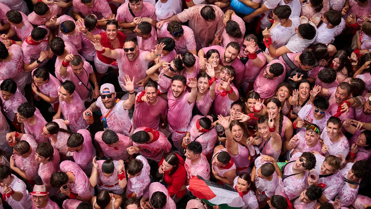 Cuentos de personas disfrutan del chupinazo de las fiestas de San Fermín 2025 en la Plaza del Ayuntamiento de Pamplona. PABLO LASAOSA