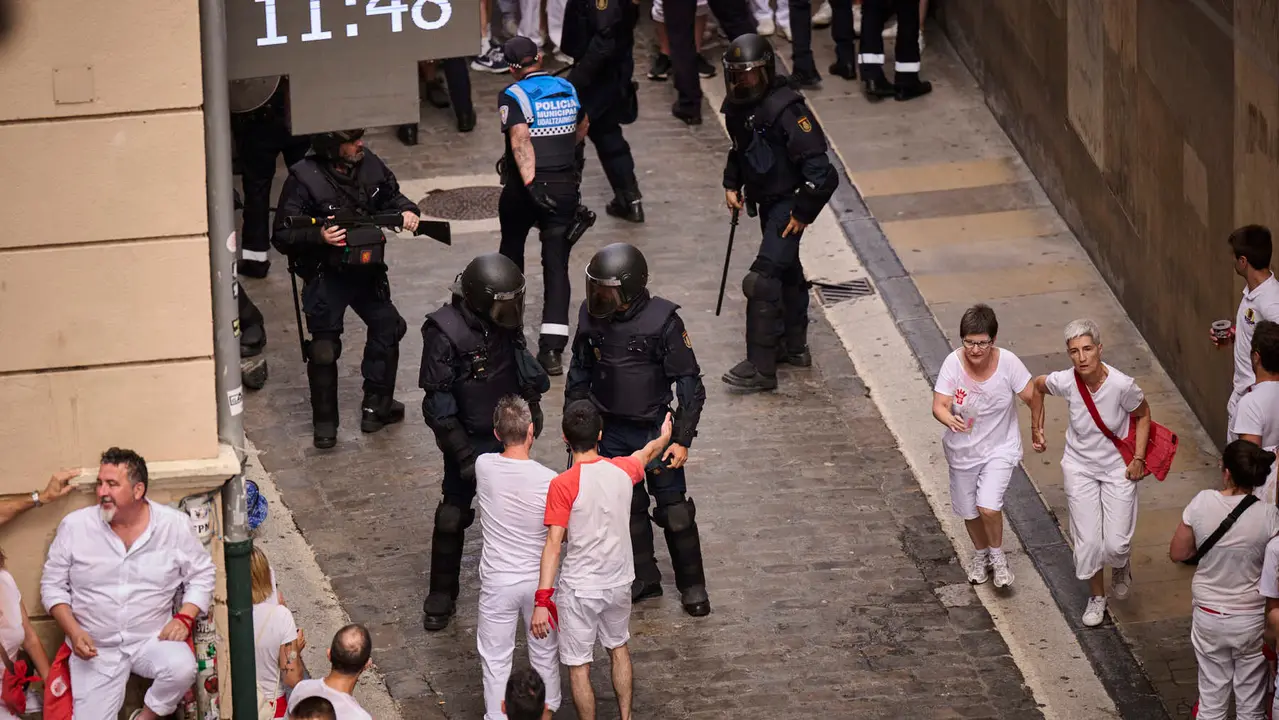 Cuentos de personas disfrutan del chupinazo de las fiestas de San Fermín 2025 en la Plaza del Ayuntamiento de Pamplona. PABLO LASAOSA