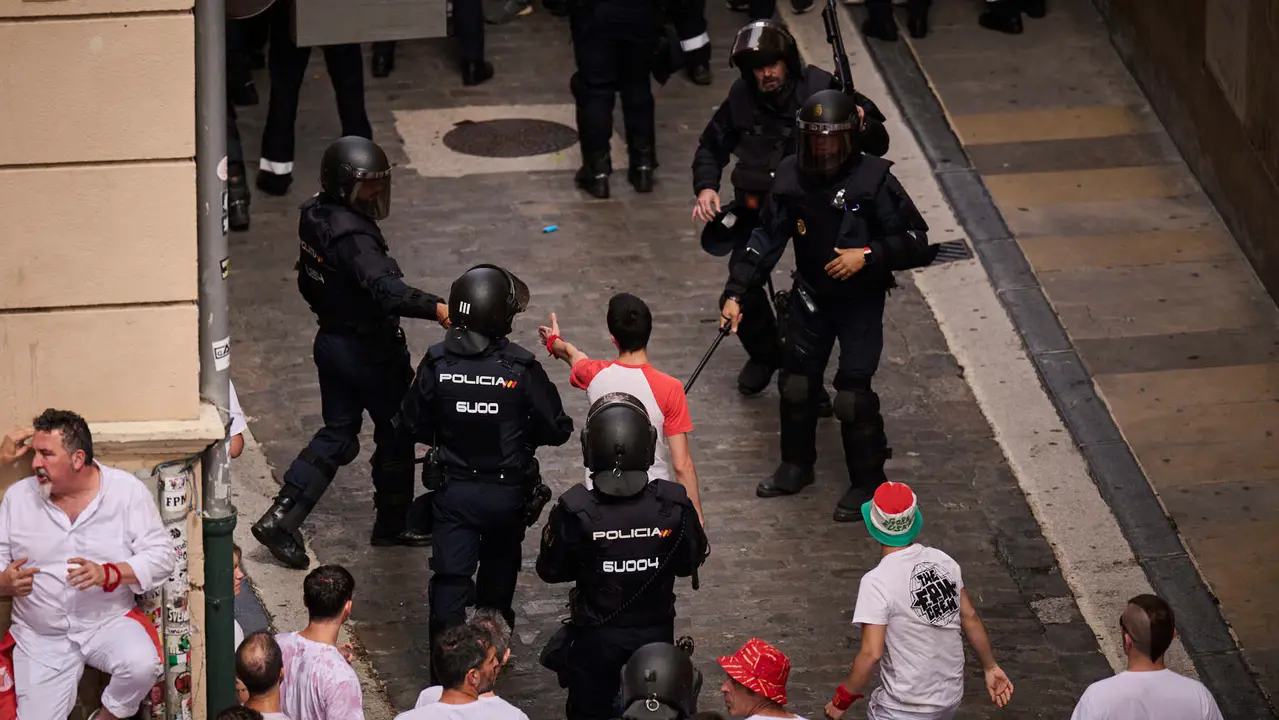 Cuentos de personas disfrutan del chupinazo de las fiestas de San Fermín 2025 en la Plaza del Ayuntamiento de Pamplona. PABLO LASAOSA