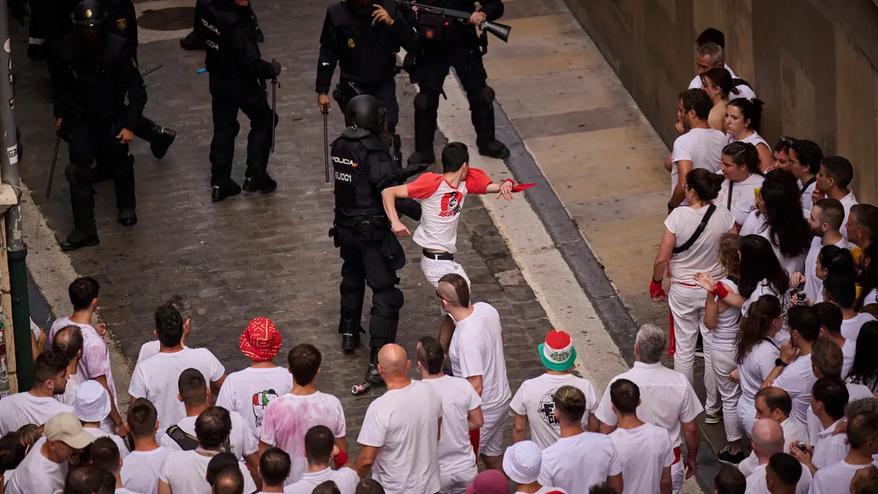 Cuentos de personas disfrutan del chupinazo de las fiestas de San Fermín 2025 en la Plaza del Ayuntamiento de Pamplona. PABLO LASAOSA