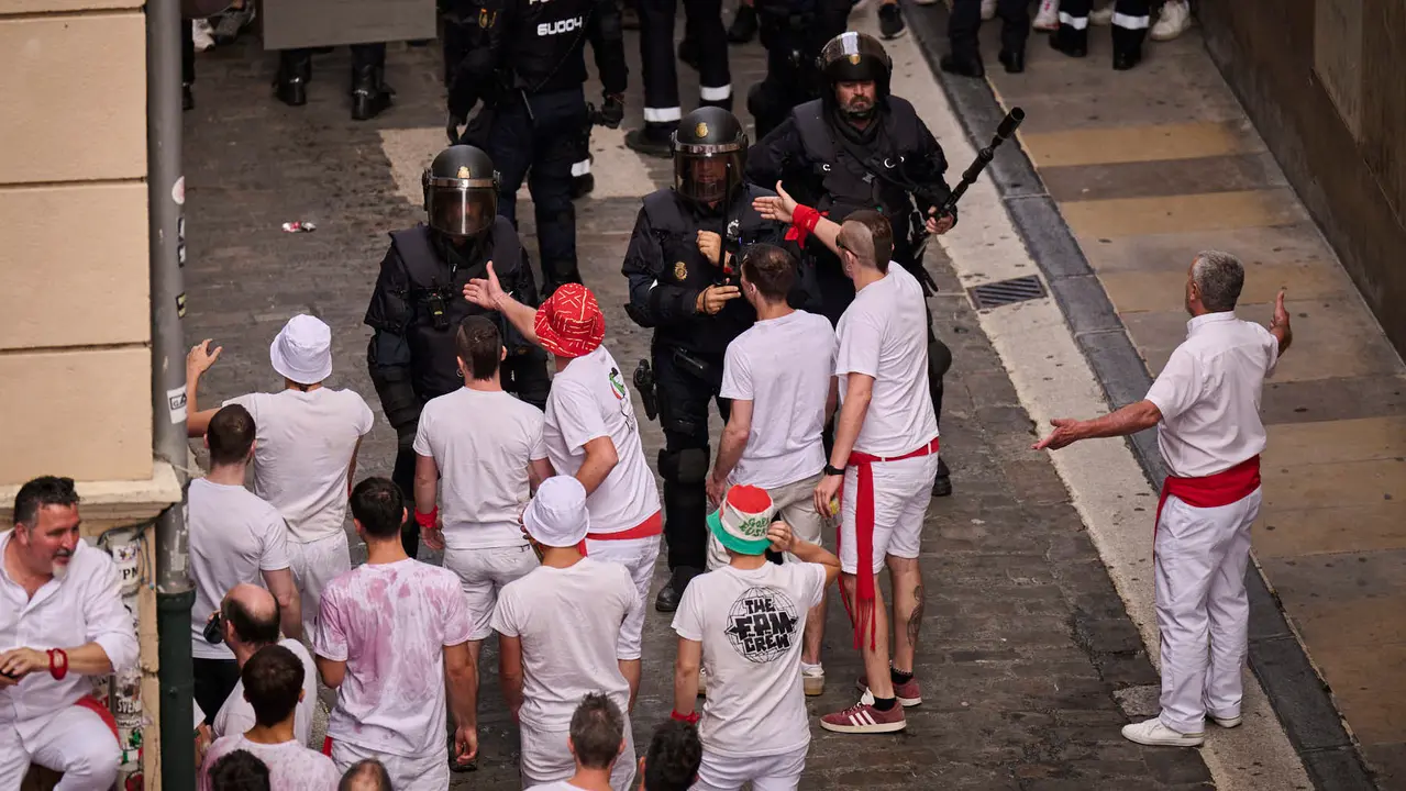 Cuentos de personas disfrutan del chupinazo de las fiestas de San Fermín 2025 en la Plaza del Ayuntamiento de Pamplona. PABLO LASAOSA