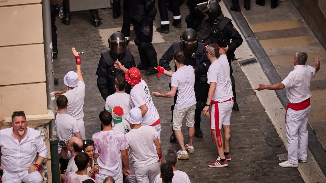 Cuentos de personas disfrutan del chupinazo de las fiestas de San Fermín 2025 en la Plaza del Ayuntamiento de Pamplona. PABLO LASAOSA