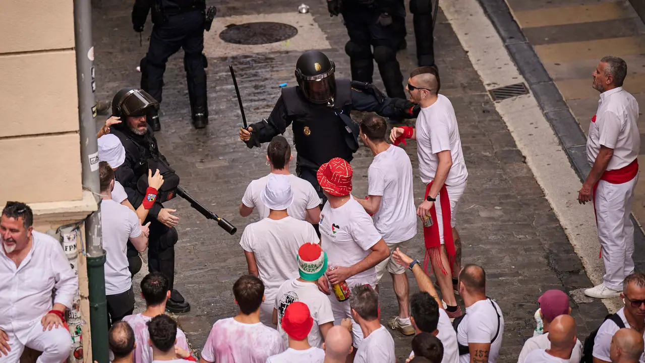 Cuentos de personas disfrutan del chupinazo de las fiestas de San Fermín 2025 en la Plaza del Ayuntamiento de Pamplona. PABLO LASAOSA