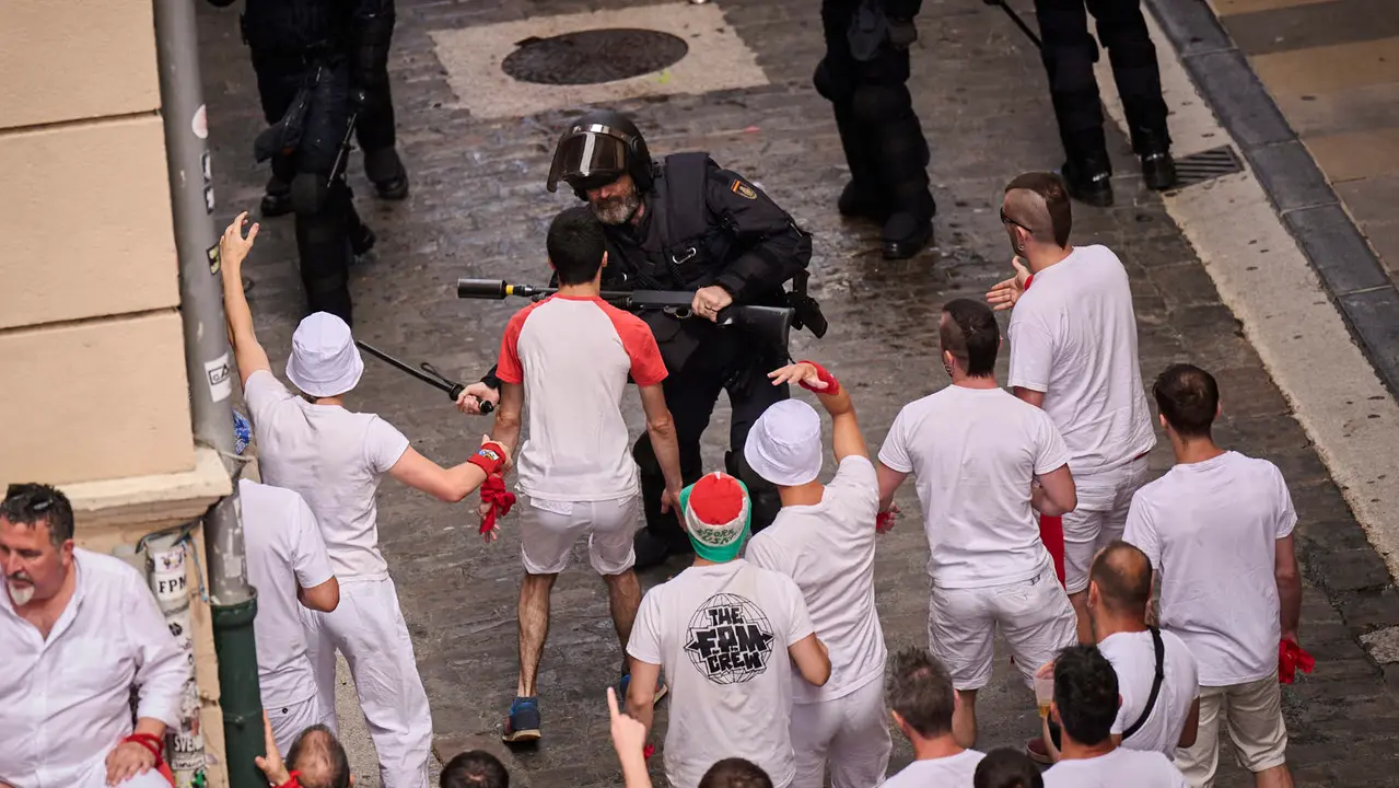 Cuentos de personas disfrutan del chupinazo de las fiestas de San Fermín 2025 en la Plaza del Ayuntamiento de Pamplona. PABLO LASAOSA