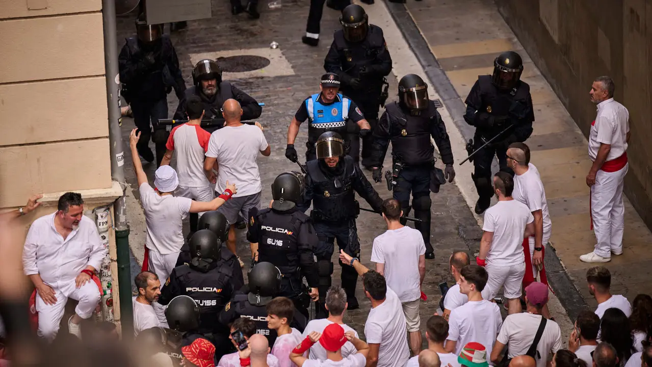 Cuentos de personas disfrutan del chupinazo de las fiestas de San Fermín 2025 en la Plaza del Ayuntamiento de Pamplona. PABLO LASAOSA